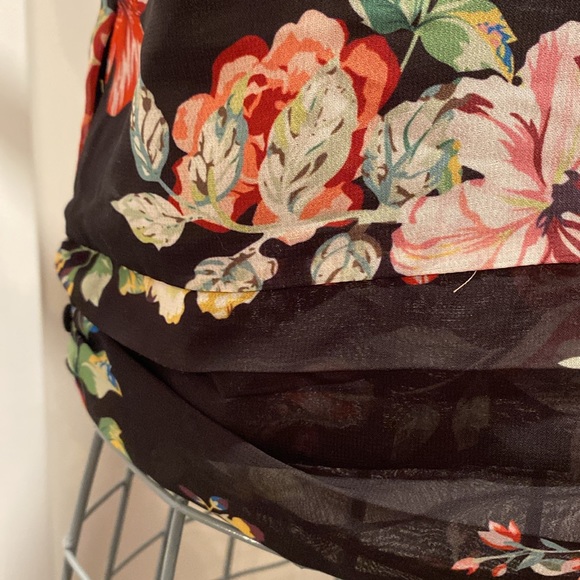 Nice details flower top 🌺 - Picture 7 of 11